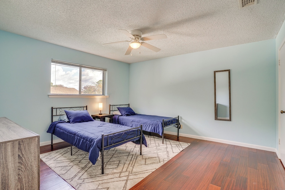 3 Mi to Lake Arlington: Texas Family Home