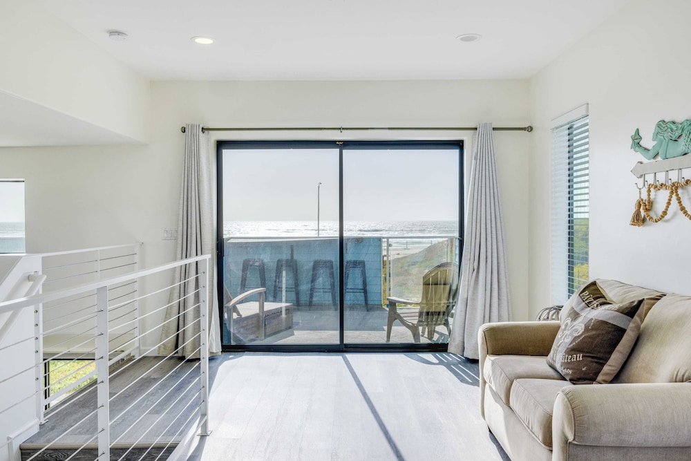 Beachfront 2BR w/ Deck, Views & Direct Sand Access Strand Way A