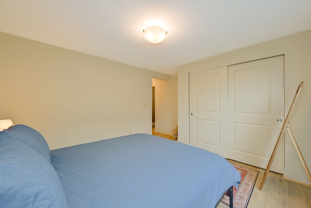 Cozy 2BR Condo with Parking in the Heart of Fremont! 2 Bedroom Condo by RedAwning view 3
