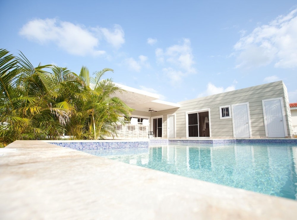 Stylish 3 bedroom w/ covered BBQ area by the pool