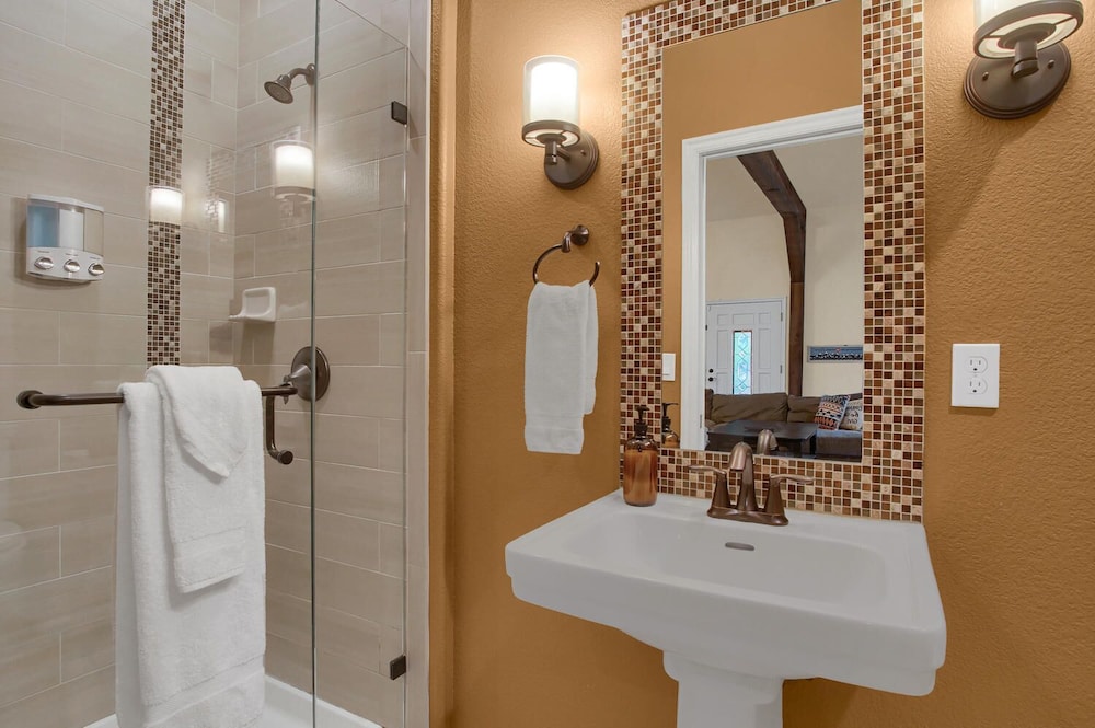 5BR Poe Manor Entertain,hot Tub+has Everything! view 4