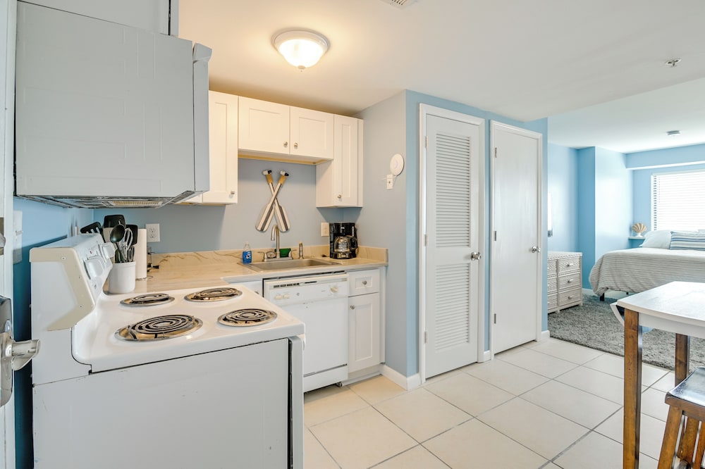 Oceanfront Resort Condo w/ Balcony in Myrtle Beach