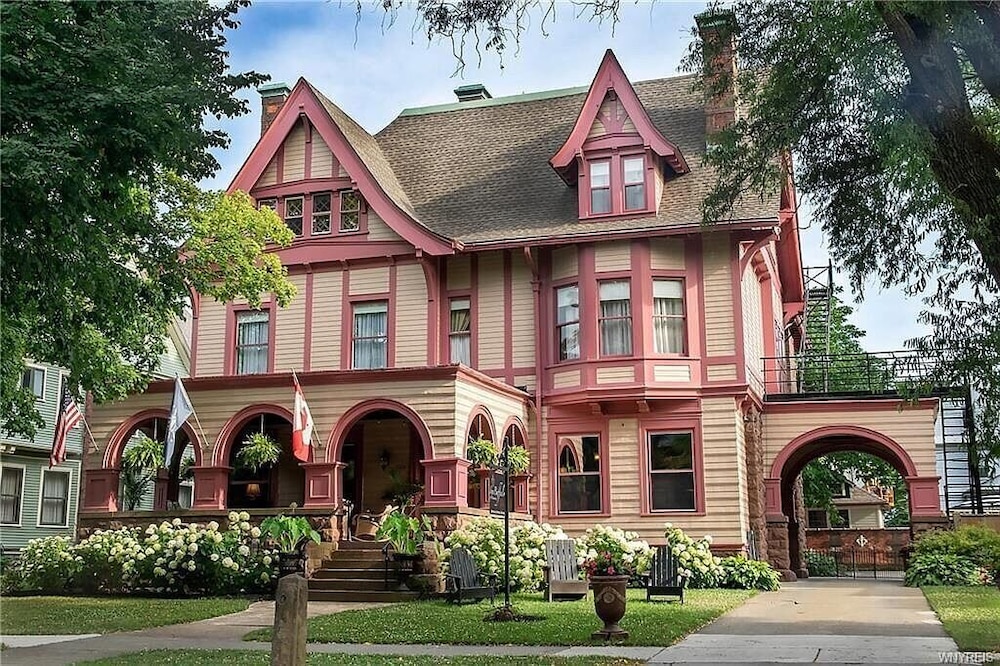 Buffalo Vacations - InnBuffalo off Elmwood - Property Image 1