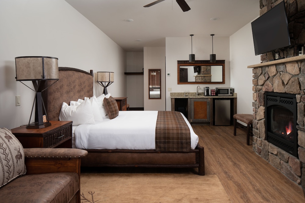 The Landing at Estes Park - Riverside Retreat