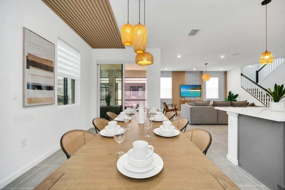 Movie Room, Pool, Theme Rooms Everything Included! 6 Bedroom Villa