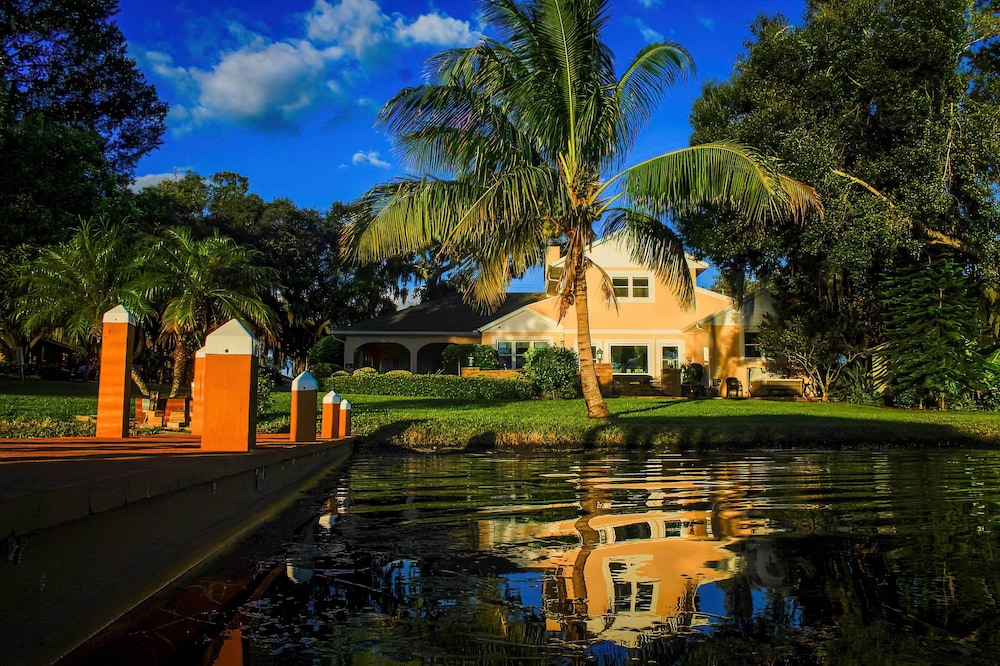 Lakefront Winter Haven Retreat: Hot Tub & Patio!