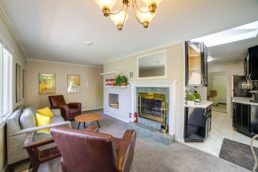 Gary Cottage w/ Outdoor Dining Areas - Near Beach!