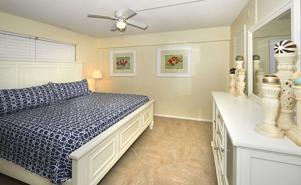 Paradise Beach Club by Happy Palm Stays