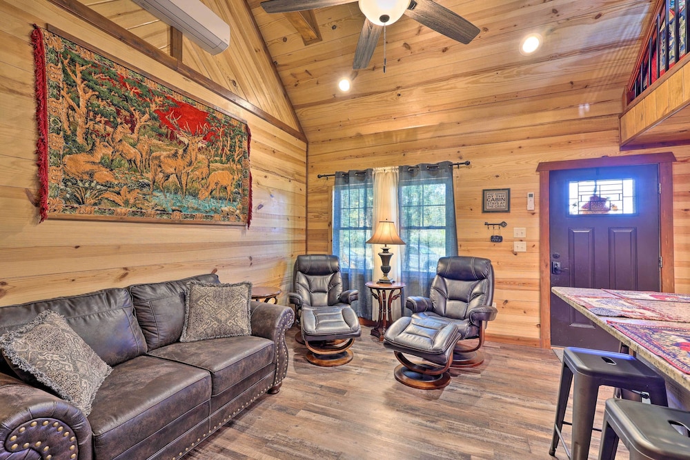 3 Mi to Lake Hamilton: 'tree Top Cabin' view 2