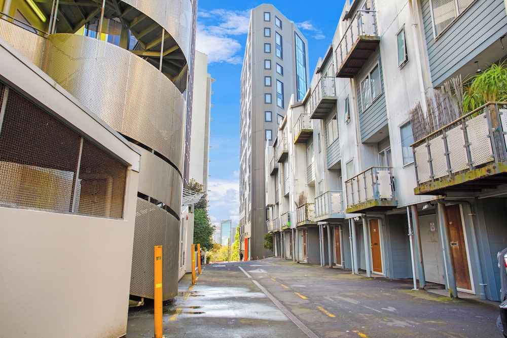 City Skyline Apartment near Myers Park view 3
