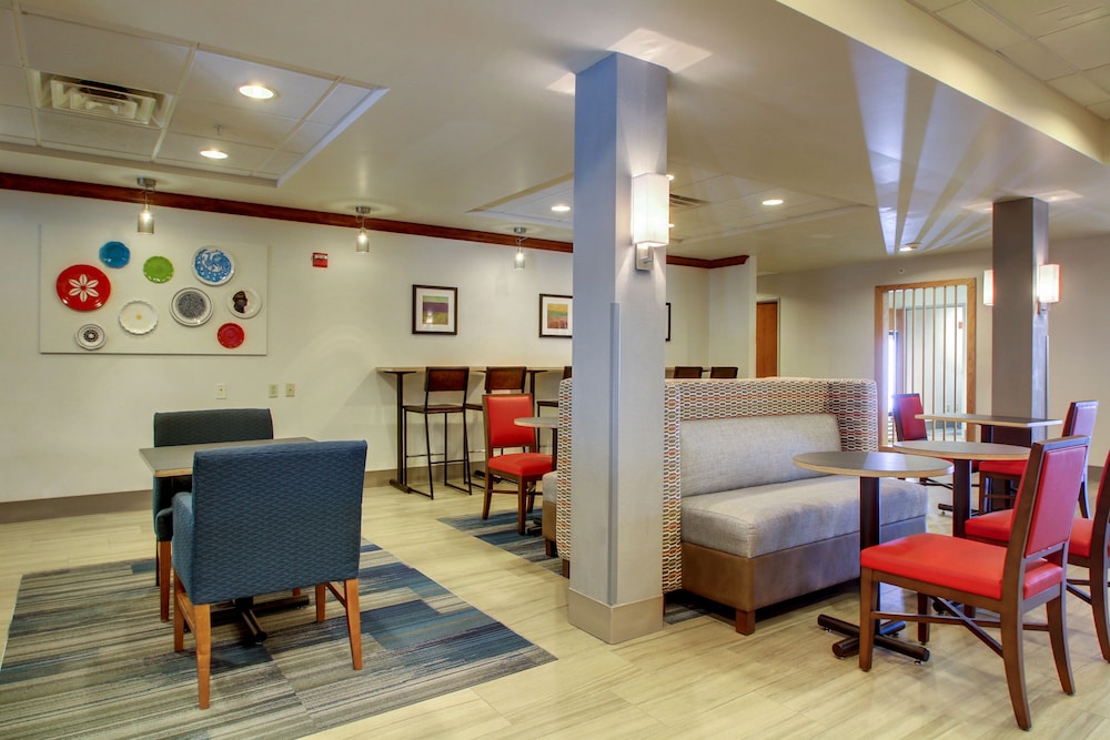 Milwaukee Vacations - Holiday Inn Express Milwaukee North Brown Deer/Mequon, an IHG Hotel - Property Image 6