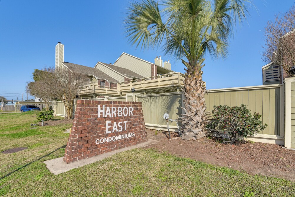 Great Location! Quiet Galveston Gem 1 Mi to Shore