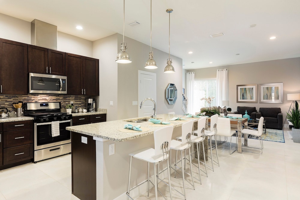 4 BR 4 BA Full Kitchen A C 5min Disneyworld