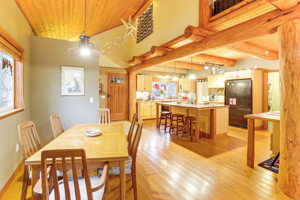 11 Mi to Olympic NP: Port Angeles Retreat w/ Deck