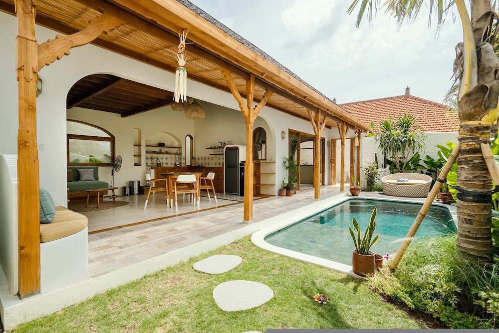 Villa Canggutopia 1 by Alfred in Bali - Tropical Hideaway 1BR Pool Villa Prime Location Canggu Beach