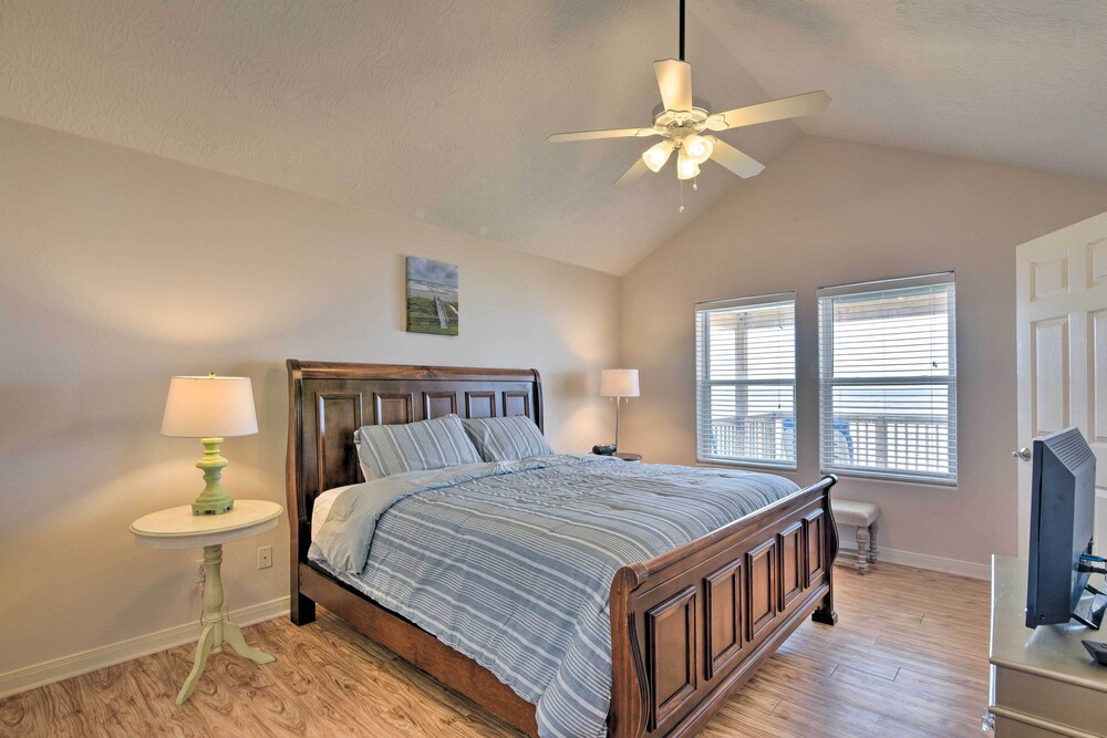 Beachfront Getaway w/ Deck & Views in Galveston view 4