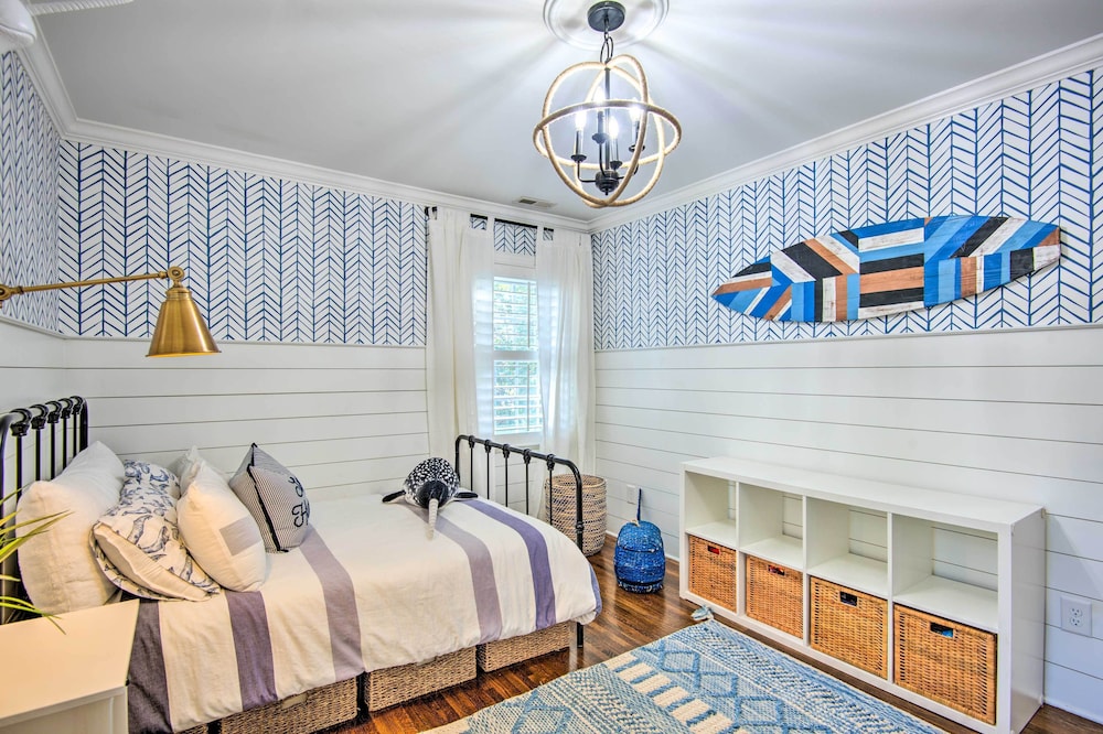 Stunning Charlotte Home: Private Pool! view 4