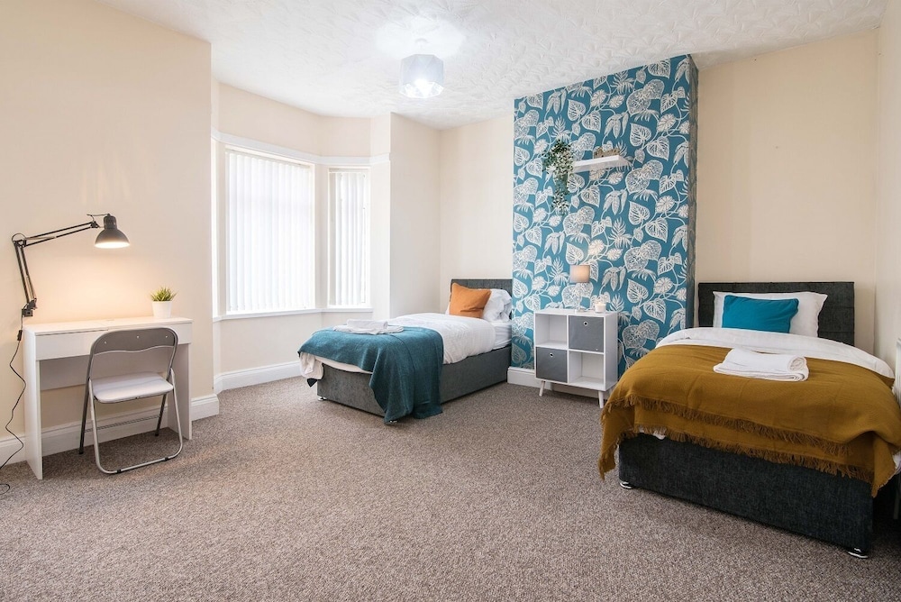 Contractor 4-bed House in Coventry view 4
