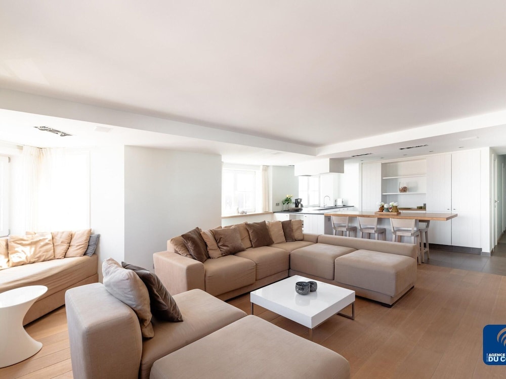 Elegant Seaside Apartment