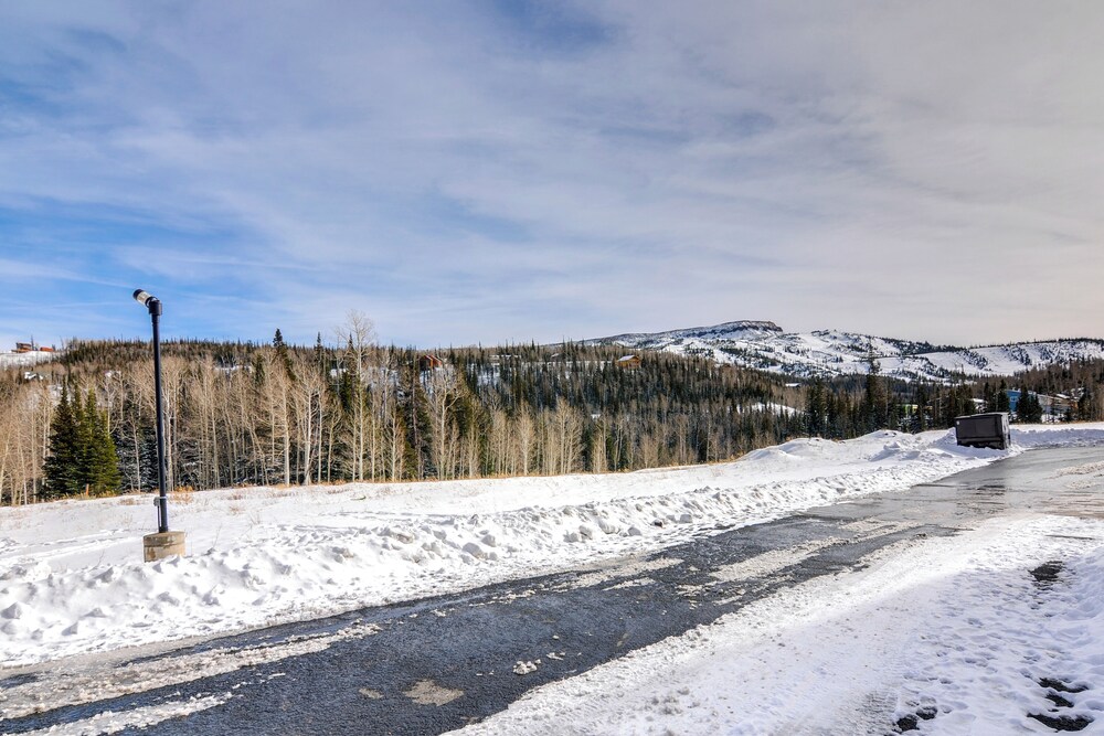 Walk to Brian Head Resort: Condo w/ Pool Access!