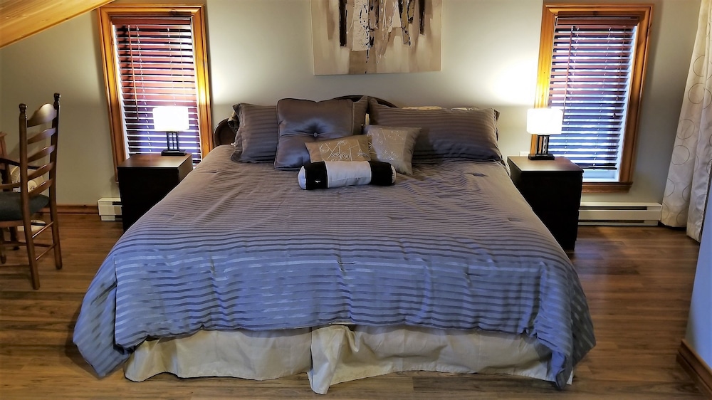 Duhamel Rock Cliff 3-Bedroom Waterfront Chalet - Image 3