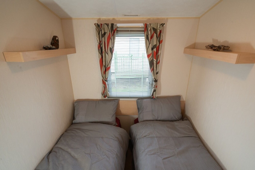 Inviting 3-bed Caravan on Sand Le Mere, Tunstall view 3