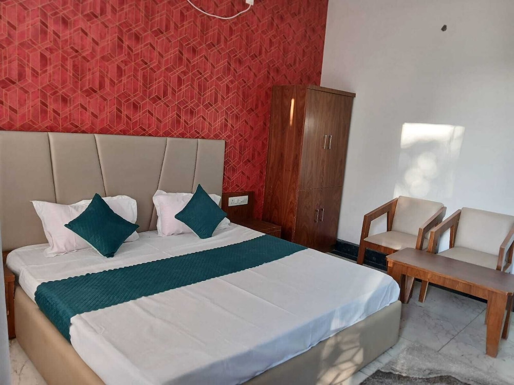 Aarav Hotel