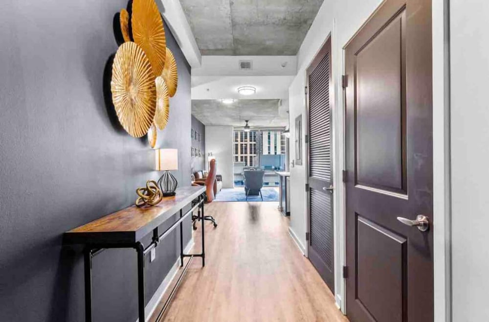 Luxury Midtown High Rise w Pool