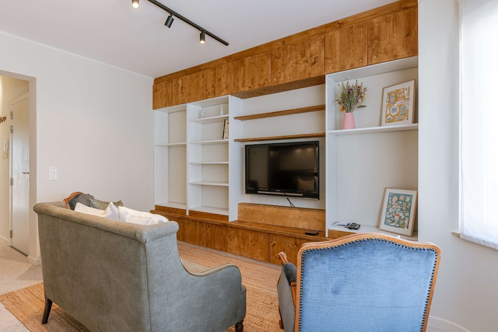 Huswell - Modern Family Flat Steps From the sea