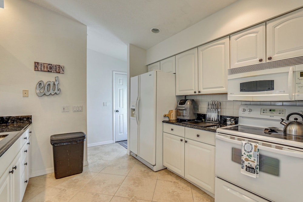 Sunny Sarasota Stay: Screened Pool + Pet Friendly