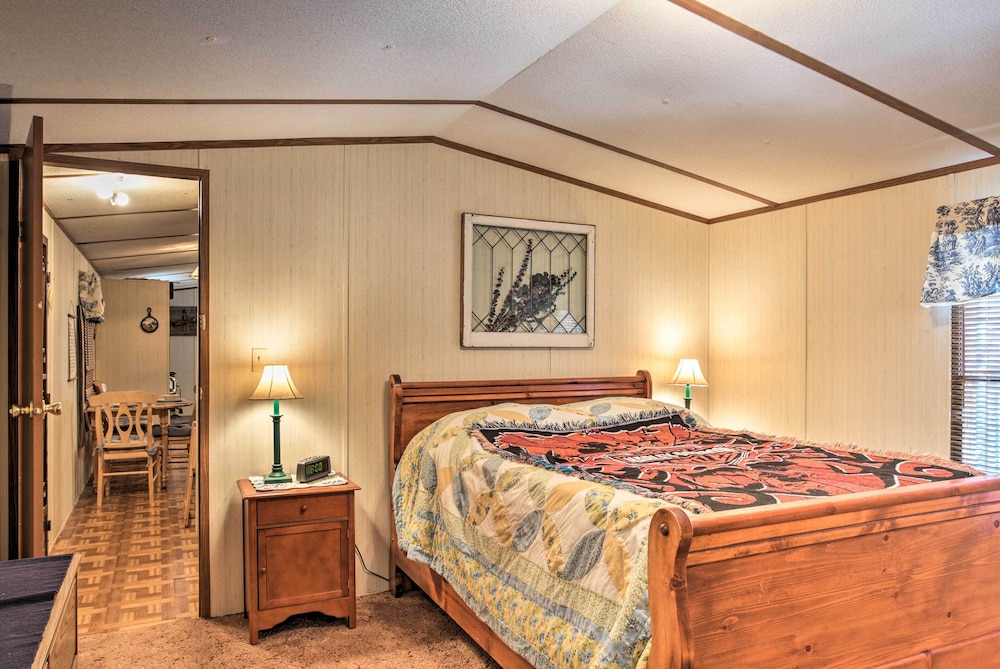 Cloudcroft Cabin w/ Deck: Near Skiing & Fishing!
