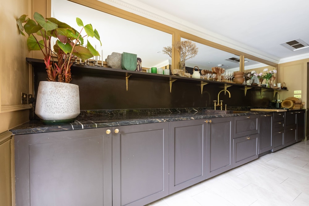Penywern Road IV by Onefinestay