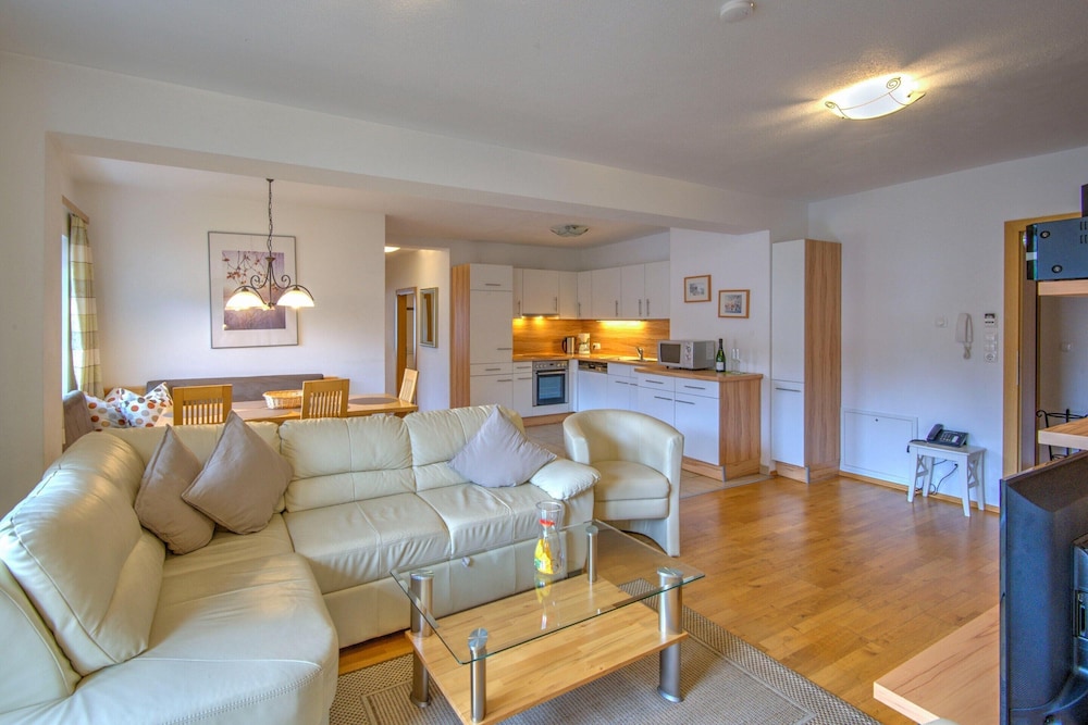 Tranquil Mountain Stay, Central & Sunny