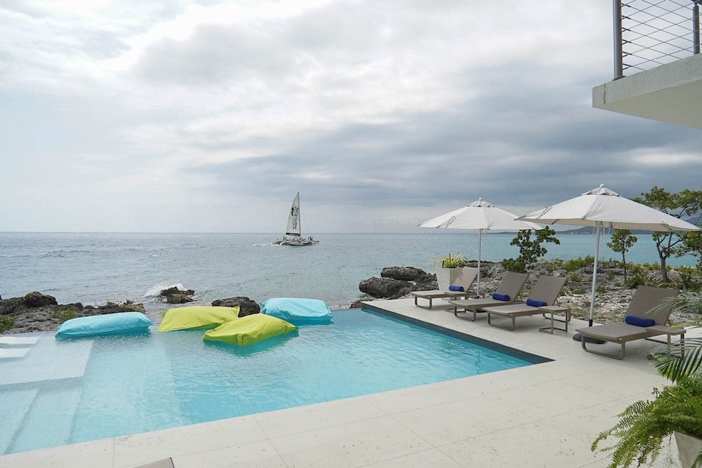 Santosha Whitehouse JM - 10 Bedroom Villa w Private Beach