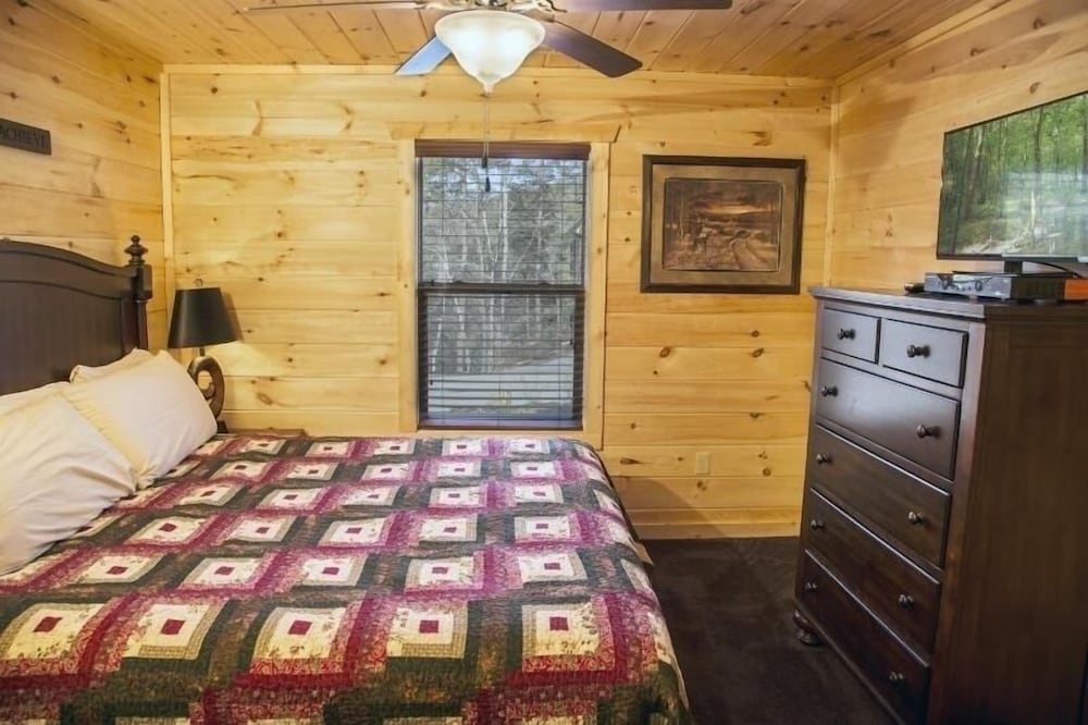 The Mallard - 3 Bedrooms, 3 Baths, Sleeps 8 Home by RedAwning