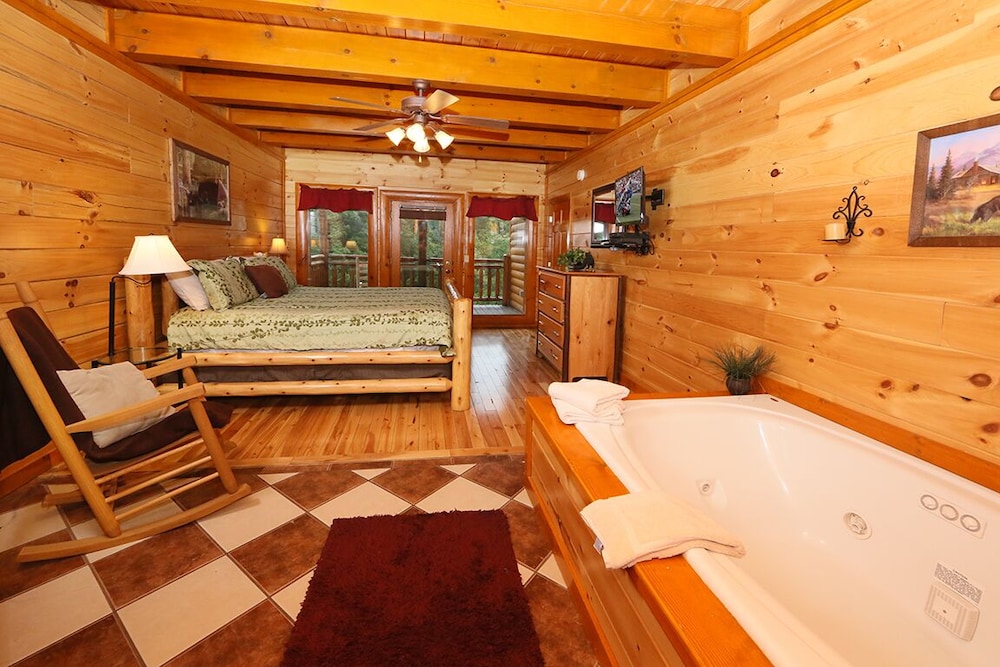 Mountain Movie Inn - Six Bedroom Cabin view 3