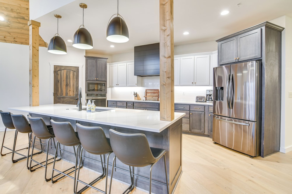 Fireplace + Lake Access: Waterfront Branson Escape