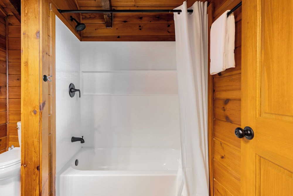 2 Cabins Porch w/ Hot Tub + Views, Game Room Dudley II & III by Avantstay