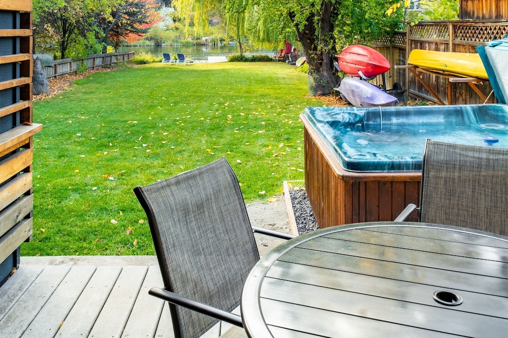 Riverfront Bend by Avantstay Private Dock Kayaks Large Yard w Views Hot Tub