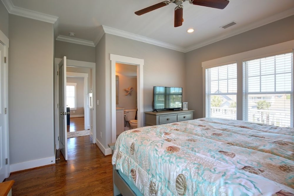 Absolute Paradise 5 Bedroom Home by RedAwning