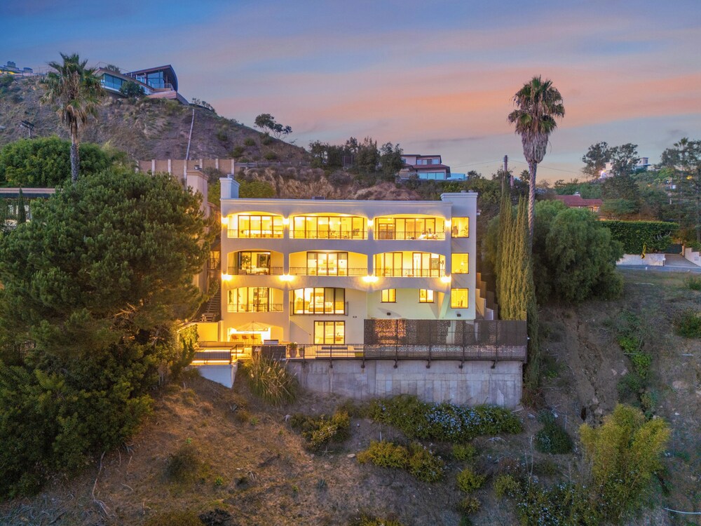 Villa Solea - Mulholland Retreat w/ Pool, Spa & Iconic LA Views