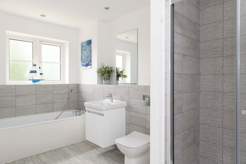 Modern Family Retreat Nr Beaches and Marina