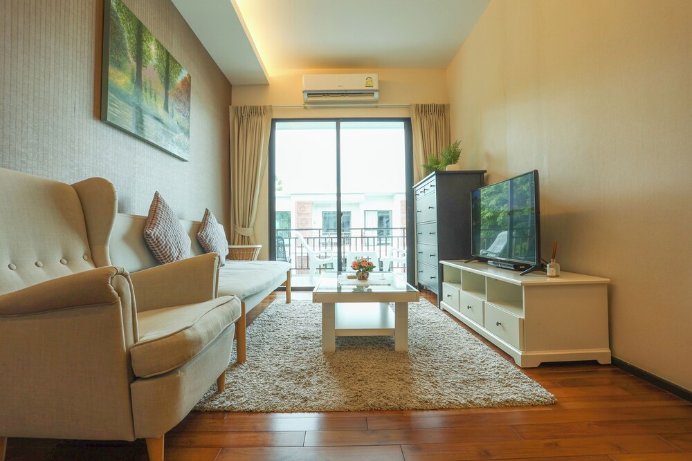Chic Condo Just 100m from the Shore c130