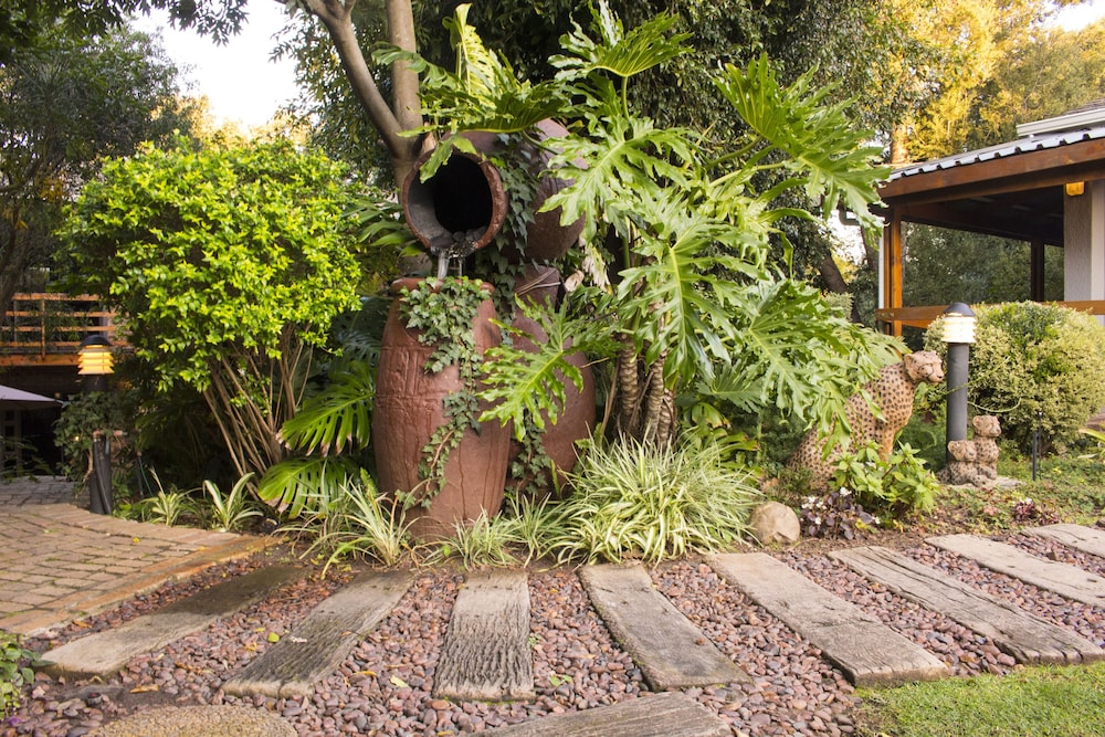 Lush Suburban Paradise - Deluxe Unit view 4