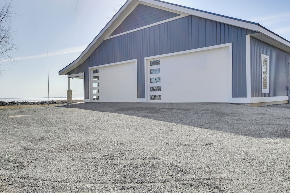 Dock & Panoramic Bay Views: Oconto Retreat!