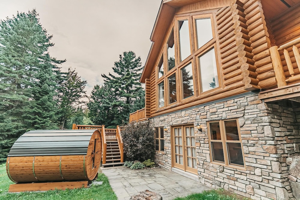 Harfang 51 - Stunning log Cottage With Private hot tub Pool and Scandinavian dry Barrel Sauna