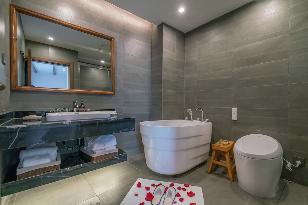 Lize Graceland Artistic Suite Inn