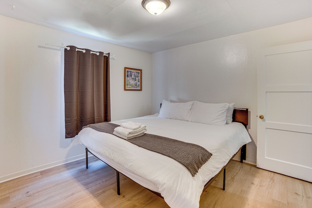 3 Mi to Airport: Pet-friendly Home in Ontario Home