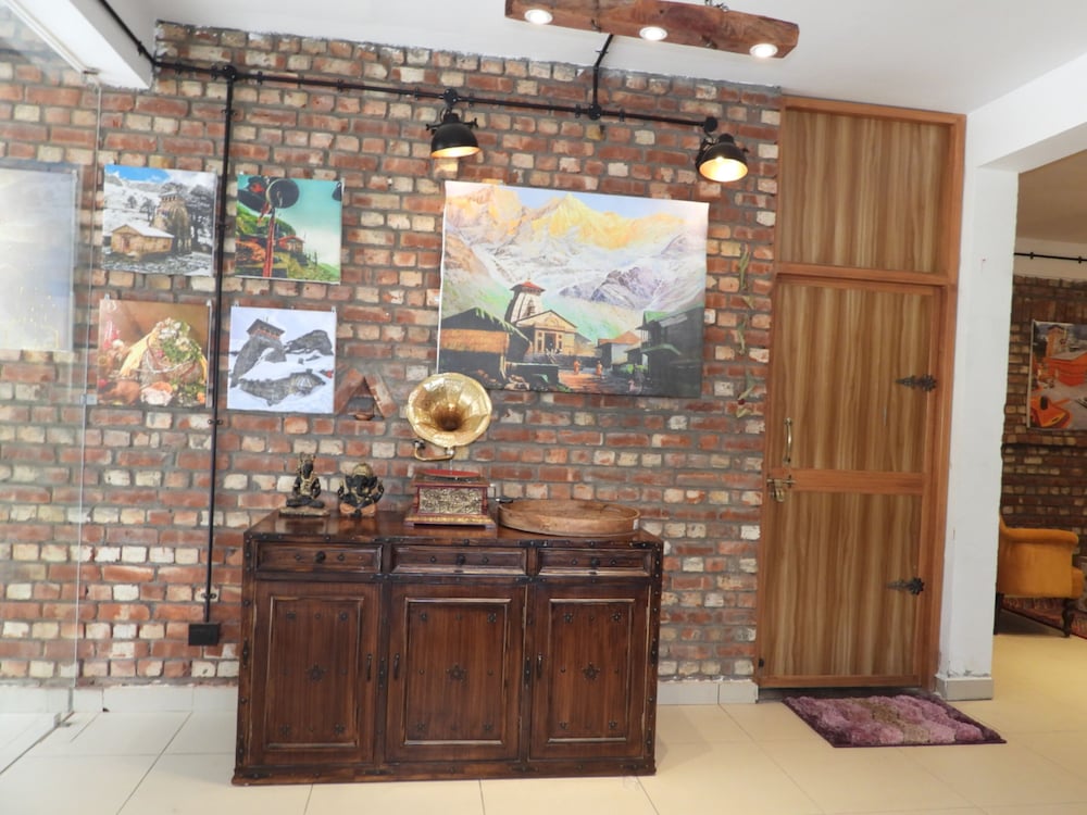 Lobby & Reception