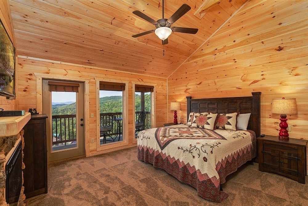 Awesome Mountain Sunsets - 5 Bedrooms, 5.5 Baths, Sleeps 16 5 Cabin by RedAwning view 2